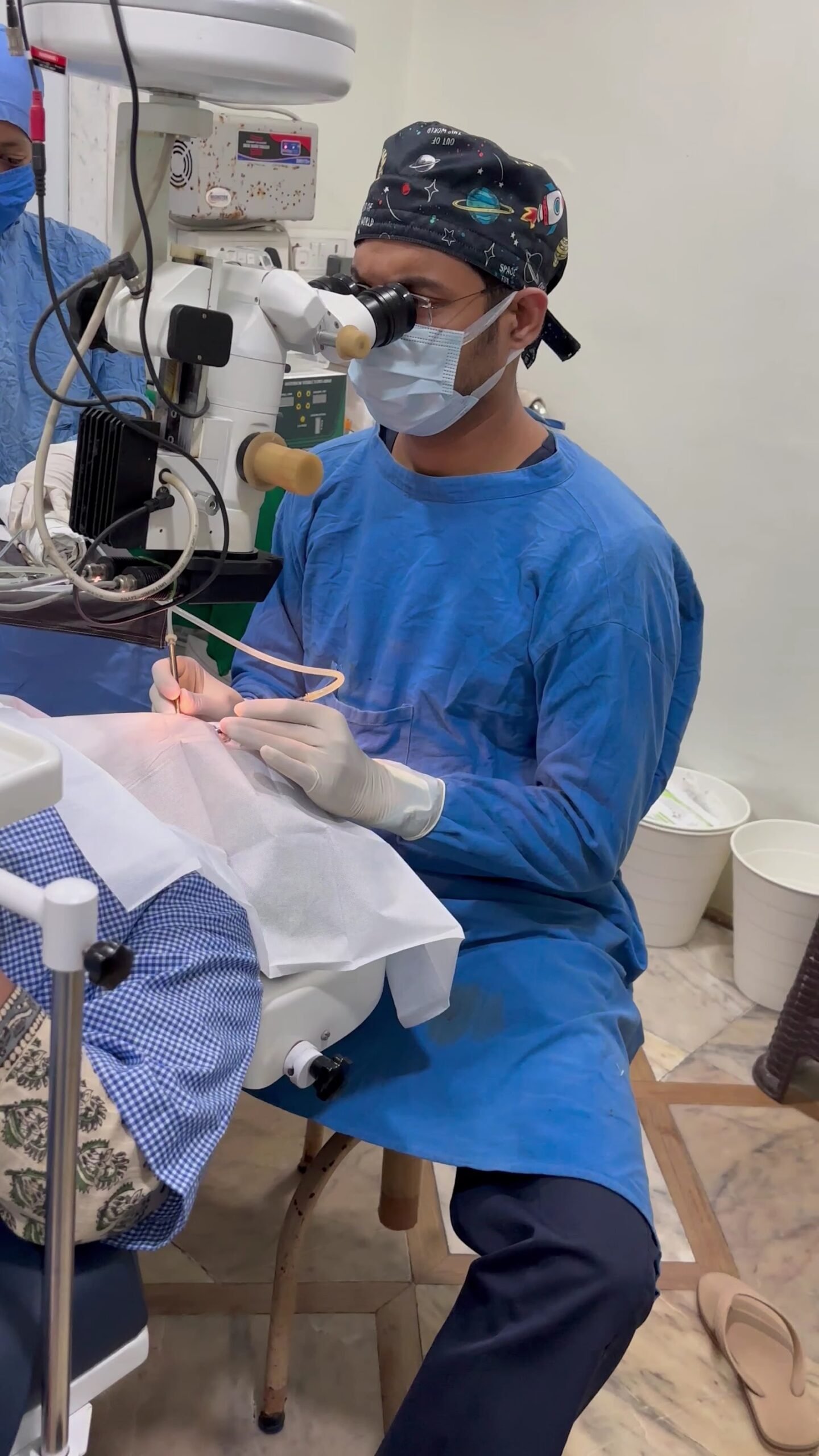 Dr. Abhijit performing cataract surgery at Abhijit Eye Clinic